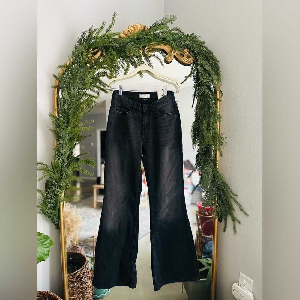 Free people black curvy Highrise flare jeans Nwot size 25
